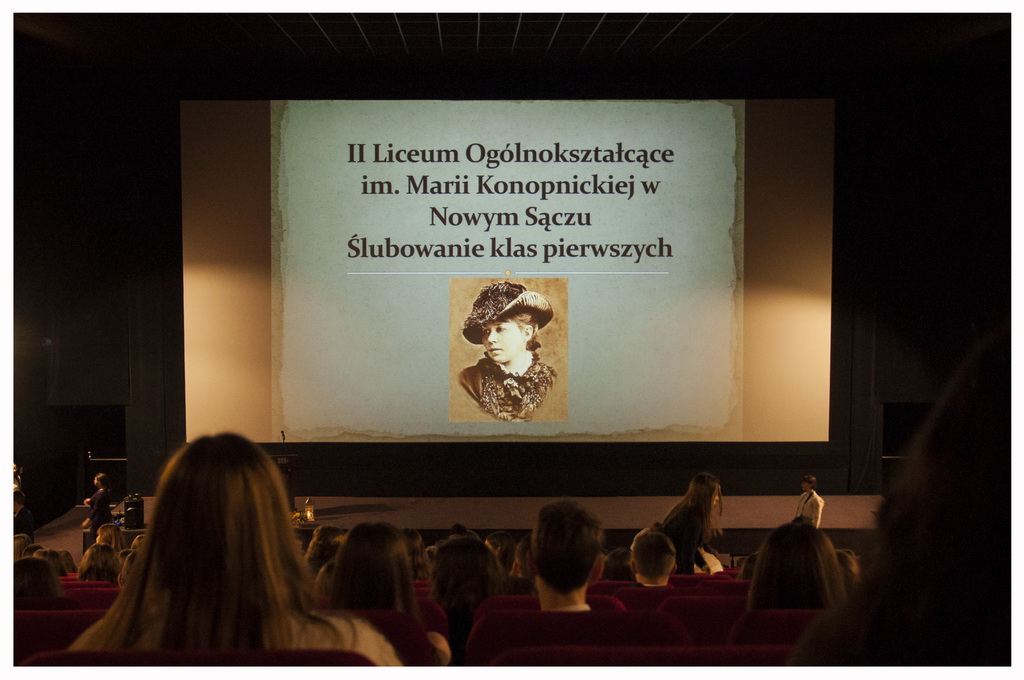 Zdjęcie slubowanie2022_08217d4a8f-c957-4203-b01a-d20515fcf3fe.jpg w galerii Uroczyste Ślubowanie Klas Pierwszych